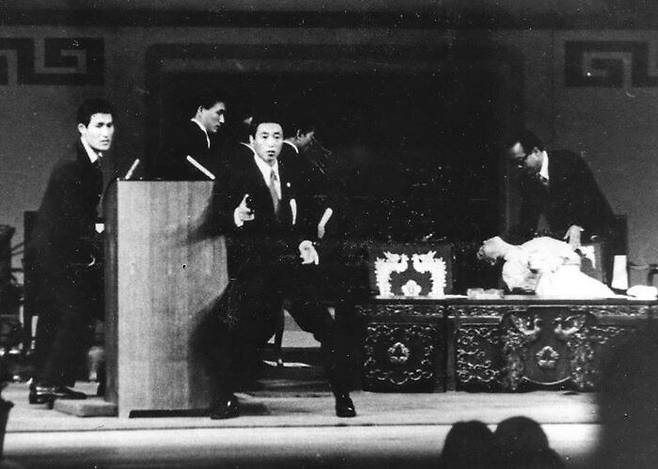 1974년 8월 15일 육영수 여사 피격 북한 지령을 받은 재일 교포 문세광이 서울 국립극장에서 대통령 부인 육영수 여사를 저격한 현장을 임희순 기자가 단독 촬영, 1974년 8월 21일 자에 공개했다. 박정희 대통령을 에워싼 채 권총을 뽑아 든 경호원들과 총을 맞고 쓰러진 육 여사 모습이 보인다. /조선일보 DB