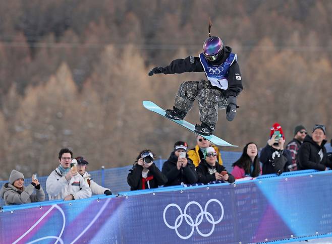 11일(현지시간) 이탈리아 리비뇨 스노파크에서 열린 2026 밀라노-코르티나담페초 동계올림픽 스노보드 여자 하프파이프 예선에 출전한 최가온이 경기를 펼치고 있다. 연합뉴스