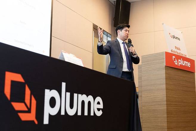 크리스 인 플룸네트워크 최고경영자(CEO)는 12일 여의도 FKI컨퍼런스센터에서 진행된 간담회에서 "블록체인은 새로운 형태의 인터넷"이라며 "누구나 하고 싶은 것을 무엇이든 할 수 있다 보니 상상치 못한 새로운 것들이 나올 수 있다"고 말했다. ⓒ플룸네트워크