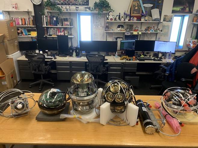 다양한 종류의 중성미자 검출기. 아이스큐브 협력단/미국 국립연구재단(NSF) 제공