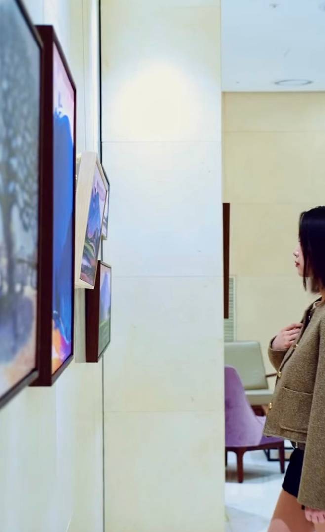 리조트 공간에 걸린 김택화 화백의 레플리카(Replica) 작품. (제주신화월드 SNS)