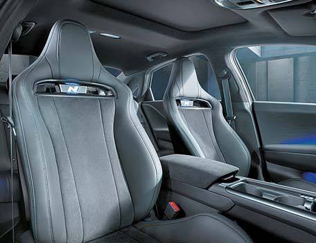 고성능에 어울리도록 승객을 잘 지지하는 버킷 시트도 달았다.