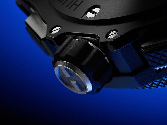 고무로 감싼 크라운(용두). 미끄러짐을 방지해 조작 시 편리하다. 사진 위블로