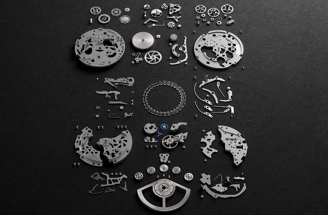 총 354개의 부품을 조립해 완성되는 유니코. 완성된 무브먼트는 시간당 2만8800회 진동하며 정밀하게 시간의 흐름을 측정한다. 사진 위블로