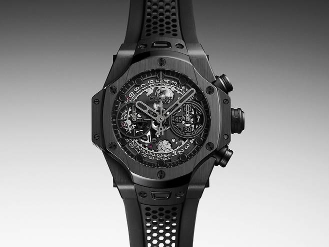 지름 42㎜의 블랙 세라믹 케이스로 만든 ‘빅뱅 유니코 SR_A’ 모델. 스켈레톤 다이얼, 허니콤 고무 스트랩 등 시계 전반을 블랙 톤으로 마감했다. 사진 위블로