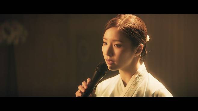 영화 '휴민트'에서 북한 식당 종업원으로 출연한 신세경이 무대에서 패티김의 '이별'을 부르고 있다. 사진 외유내강