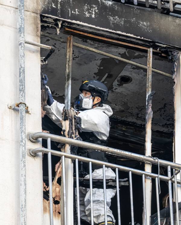 13일 부산 해운대구 한 아파트에서 화재가 발생해 소방, 경찰, 한국전기안전공사 등 합동감식반이 현장을 살펴보고 있다. / 이원준 기자windstorm@