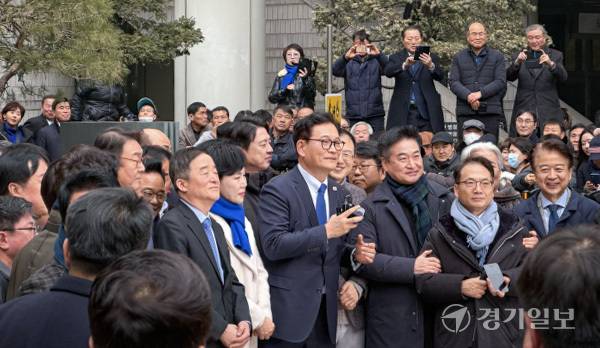 13일 서울 서초동 서울고등법원 앞에서 송영길 소나무당 대표와 국회의원들이'무죄 판결'에 대한 환영의 인사를 나누고 있다. 김지혜기자