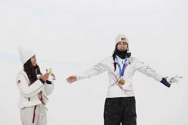 클로이 김(왼쪽)이 최가온을 향해 축하의 박수를 보내고 있다. 연합뉴스