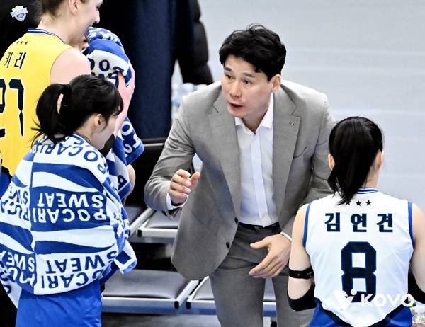 강성형 현대건설 감독이 작전을 지휘하고 있다. 사진 제공= KOVO