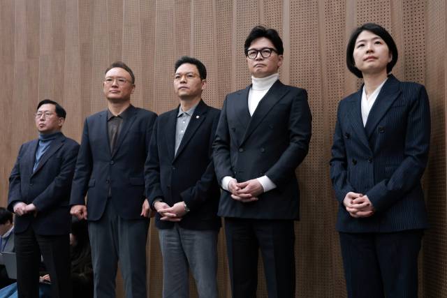 ▲국민의힘 한동훈 전 대표가 13일 국회 소통관에서 배현진 의원의 당원권 정지 1년 처분 관련 기자회견을 지켜보고 있다. 왼쪽부터 국민의힘 유용원·안상훈·박정훈 의원, 한 전 대표, 한지아 의원. ⓒ연합뉴스
