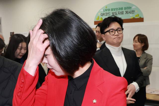 ▲국민의힘 배현진 의원이 13일 국회 소통관에서 당원권 정지 1년 처분 관련 기자회견을 마친 뒤 한동훈 전 대표와 함께 소통관을 나서고 있다. ⓒ연합뉴스