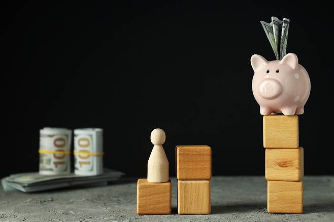 최근 물가 상승폭이 예금 금리를 상회하면서, 원금을 지키는 보수적인 저축 방식이 오히려 자산 가치를 갉아먹는 역설적인 상황이 이어지고 있다. Freepik 제공