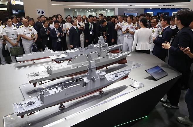 부산 해운대구 벡스코 제1전시장에서 지난해 5월 28일 열린 국제해양방위산업전에서 참가자들이 HD현대중공업 부스를 찾아 최신형 호위함 등을 살펴보고 있다. 세계일보 자료사진