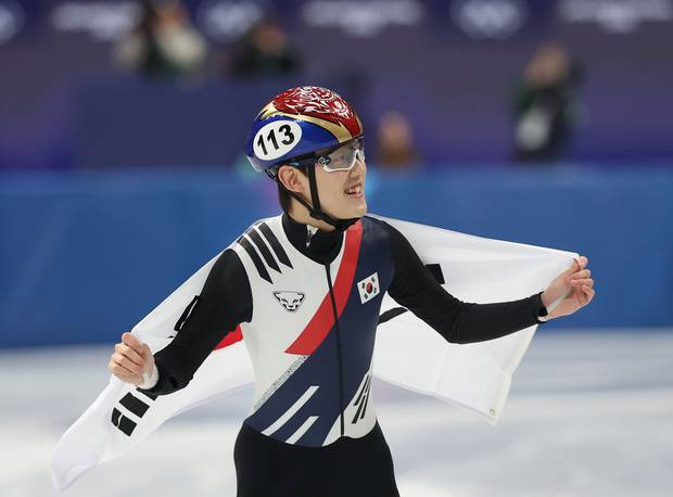 임종언이 쇼트트랙 남자 1000m 결선에서 3위를 차지한 뒤 태극기를 두르고 기뻐하고 있다. 연합뉴스