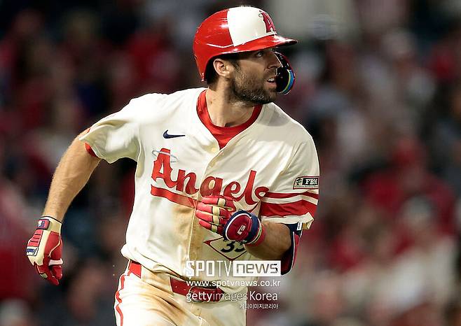 ▲ 크리스 테일러가 LA 에인절스와 재계약했다. LA 다저스에서 내외야 만능 유틸리티의 대명사였던 테일러지만, 최근 떨어진 경기력으로 팀의 고민거리로 전락했다. 김혜성의 합류로 입지가 더욱 좁아지더니 결국 지난해 5월 지명할당됐다. 이후 에인절스로 이적했지만 방망이는 여전히 저조했다.