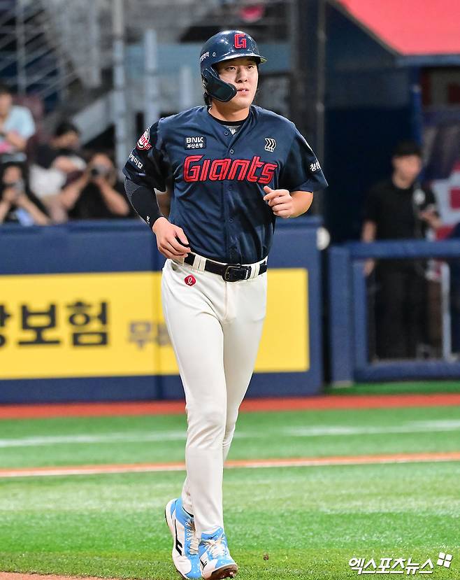 \13일 국내 야구 커뮤니티를 통해 대만 현지 게임장으로 보이는 곳에서 롯데 소속 선수들이 촬영된 CCTV 화면이 확산했다. 2월 12일 촬영 영상에선 롯데 소속 고승민, 나승엽, 김동혁이 모니터가 설치된 각자 자리에 앉아 오락을 즐기는 모습이 포착됐다. 문제는 화면에서 불법도박이 의심되는 화면과 오락기 등이 포착된 것이다. 롯데 구단은 같은 날 '나승엽(사진), 고승민, 김동혁, 김세민 선수가 해당 국가에서 불법으로 분류되어 있는 장소에 방문한 것을 확인했다'며 '이유 불문하고 KBO와 구단 내규에 어긋나는 행위를 저지른 해당 선수 4명을 즉각 귀국 조치시킬 예정이다. 또한 KBO 클린베이스볼 센터에 즉각 신고하고 결과에 따라 구단도 이에 상응하는 조치를 내리겠다고 했다. 엑스포츠뉴스DB