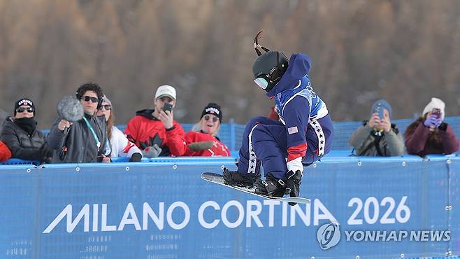 2차 예선전 출전한 클로이 김 (리비뇨=연합뉴스) 류영석 기자 = 11일(현지시간) 이탈리아 리비뇨 스노파크에서 열린 2026 밀라노-코르티나담페초 동계올림픽 스노보드 여자 하프파이프 예선 2차전에 출전한 미국 클로이 김이 경기를 펼치고 있다. 2026.2.11 ondol@yna.co.kr