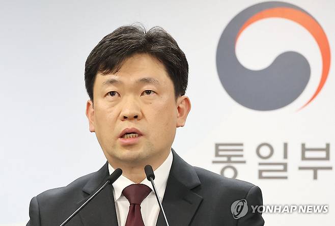 김여정 담화에 대한 통일부 입장 발표 (서울=연합뉴스) 이정훈 기자 = 윤민호 통일부 대변인이 13일 서울 종로구 정부서울청사에서 열린 정례브리핑에서 김여정 북한 노동당 부부장 담화에 대한 통일부 입장을 발표하고 있다. 2026.2.13 uwg806@yna.co.kr