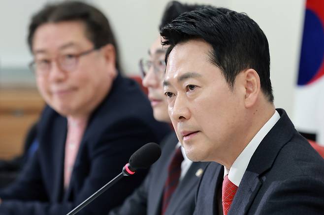 국민의힘 장동혁 대표가 12일 국회에서 이재명 대통령과의 오찬에 불참하는 것과 관련해 입장을 밝히고 있다.(연합뉴스)
