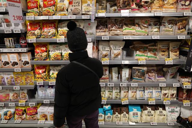 대형마트에서 한 손님이 부침가루 코너를 둘러보고 있다.(연합)