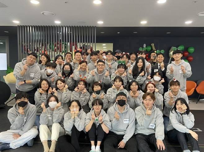 루센트블록 직원들이 포즈를 취하고 있다. 대전에 본사를 둔 루센트블록은 2018년 금융위에서 혁신금융서비스(규제 샌드박스)로 지정돼 부동산 조각투자 플랫폼을 운영해왔다. 충청권에서 유일한 블록체인 핀테크 기업이다. 허세영 대표는 이데일리 인터뷰에서 변방에서 역사를 만든 실리콘밸리 신화처럼 충청권 유일한 블록체인 핀테크 기업으로서 포기하지 않을 것이라고 말했다. (사진=허세영 대표 페이스북)