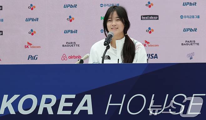 스노보드 여자 하프파이프에서 금메달을 차지한 최가온이 14일(현지시간) 이탈리아 밀라노의 빌라 네키 캄필리오(Villa Necchi Campiglio)에 마련된 코리아하우스에서 열린 기자회견에서 취재진의 질문에 답하고 있다. 2026.2.14 ⓒ 뉴스1 김성진 기자