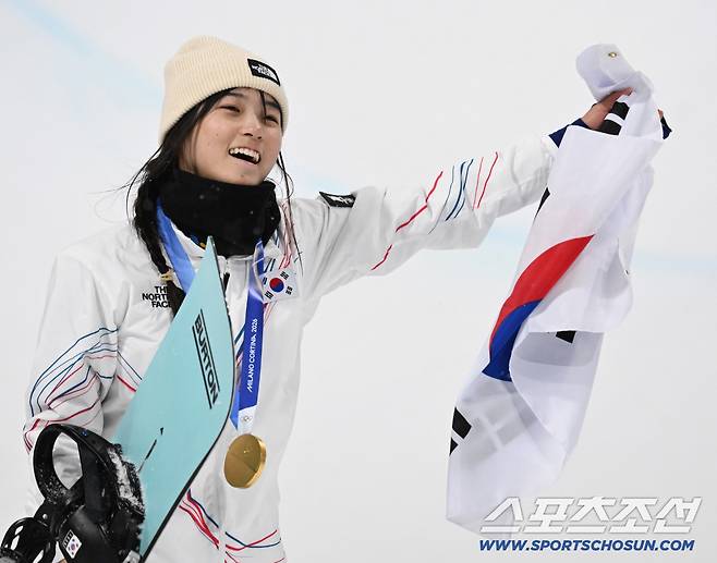 13일(한국시간) 이탈리아 리비뇨 스노파크에서 열린 스키 스노보드 여자 하프파이프 결선에서 최가온이 90.25점을 획득해 금메달을 차지했다. 시상식에서 미소 짓고 있는 최가온. 리비뇨(이탈리아)=송정헌 기자songs@sportschosun.com/2026.02.13/