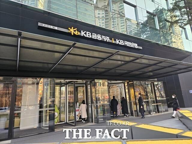 KB금융이 AI를 '계열사별 실험'이 아닌 그룹 공통 인프라이자 경영 도구로 놓고 표준형 A생성형 AI 플랫폼 'KB GenAI 포털'을 축으로, 업무 효율과 고객경험 개선을 동시에 겨냥한다. /이선영 기자