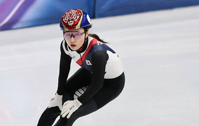 쇼트트랙 최민정이 12일(현지시간) 이탈리아 밀라노 아이스 스케이팅 아레나에서 열린 쇼트트랙 여자 500m 준결승에서 결승 진출에 실패한 뒤 아쉬워하고 있다. /밀라노=장련성