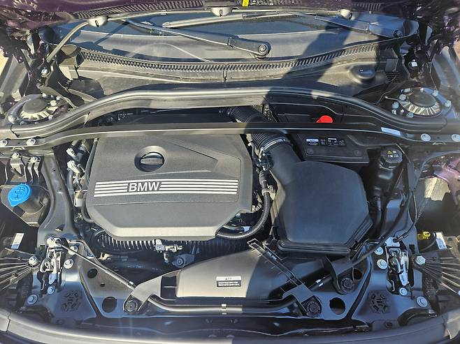 BMW 228 xDrive M sport의 엔진룸 모습. /김지환 기자