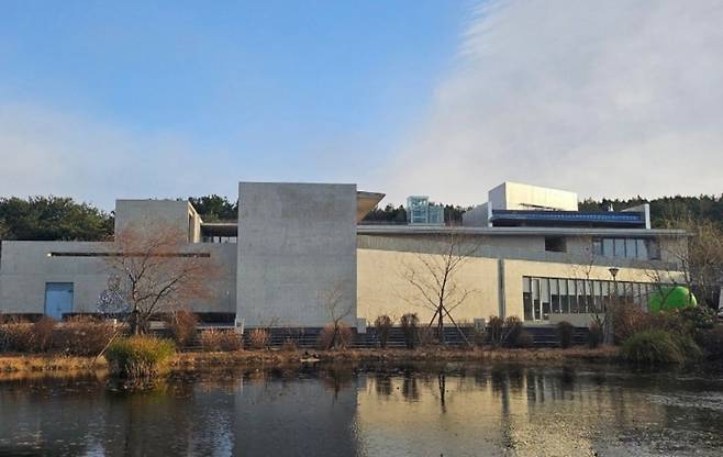 제주 서귀포에 위치한 본태박물관 전경. 안도 다다오 건축이 자연과 어우러진 모습이다. (본태박물관 SNS)