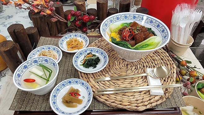 서울만남의광장휴게소에서 파는 동파육 덮밥. 고급 중화요리까지 휴게소에 진출했다. 사진 한국도로공사