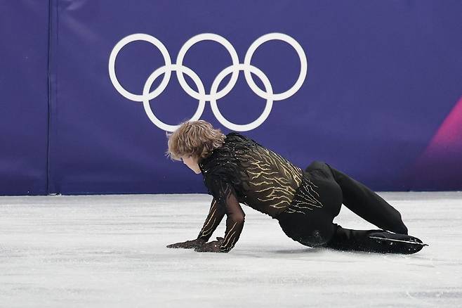 미국 피겨선수 일리야 말리닌이 13일(현지시간) 이탈리아 밀라노 아이스 스케이팅 아레나에서 열린 2026 밀라노 코르티나담페초 동계 올림픽 피겨스케이팅 남자 싱글 프리스케이팅에서 넘어지고 있다. 김종호 기자