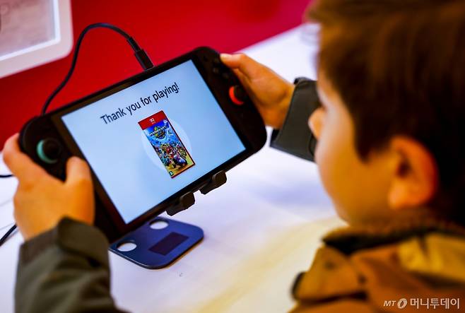 지난해 11월 19일 서울 송파구 롯데월드몰에 마련된 닌텐도 스위치2 체험공간을 찾은 시민들이 게임을 체험하고 있다/사진=뉴시스 /사진=정병혁