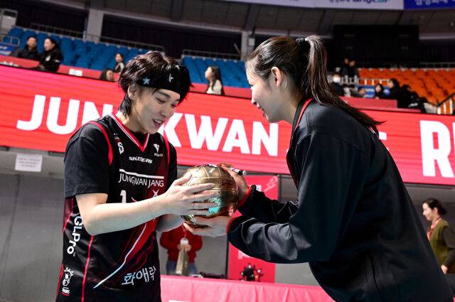 경기 후 인쿠시가 슈퍼주니어 성민에게 사인을 해주며 팬서비스하고 있다 / 한국배구연맹(KOVO)