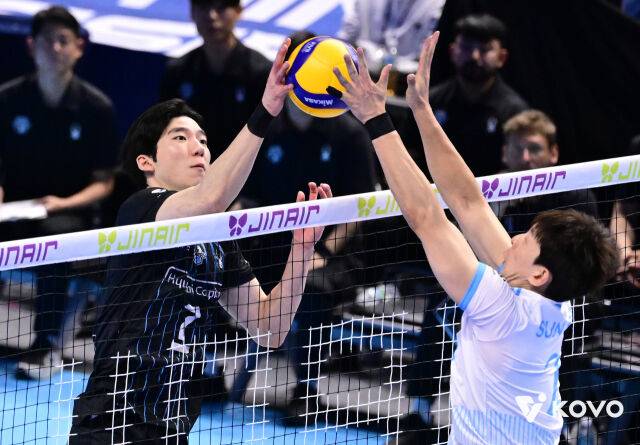 허수봉과 한선수의 네트 싸움./KOVO