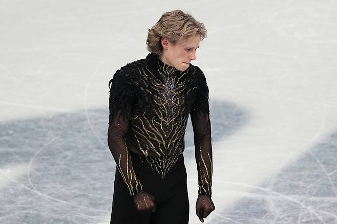 미국 피겨 남자 스케이팅 대표 일리야 말리닌이 14일 남자 싱글 프리스케이팅 연기를 마친 뒤 고개를 떨구고 있다. AP연합뉴스