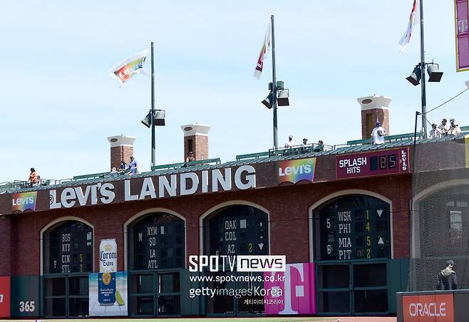 ▲ 오라클파크의 우측 담장은 담장 높이가 높고, 여러 구조물이 얽혀 있어 펜스 플레이를 하기 굉장히 까다로운 구장으로 손꼽힌다. 오라클파크의 우익수는 일반 구장의 우익수보다 훨씬 더 수비 스트레스를 많이 받는다