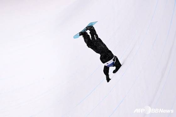1차 시기에서 점프 후 머리부터 떨어지고 있는 최가온. /AFPBBNews=뉴스1