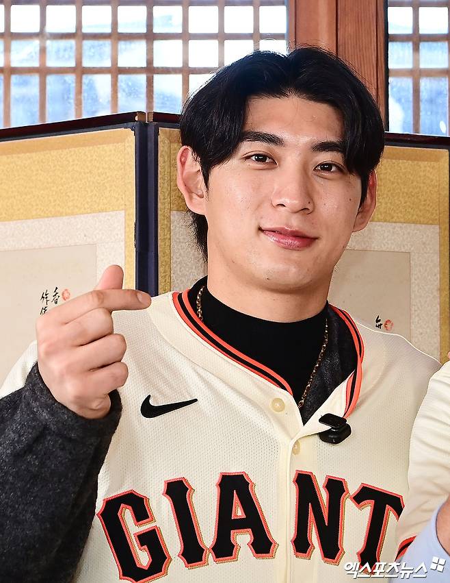 버스터 포지 샌프란시스코 자이언츠 사장이 우익수로 2026시즌을 준비하는 이정후를 향해 큰 기대감을 내비쳤다. 그는 최근 출연한 라디오 프로그램에서 '이정후는 포지션 이동에 대해 정말 프로답게 받아들였다. 그는 상황을 이해하고 있다. 팀을 위한 선수이고, 팀에 가장 도움이 되는 일이 무엇인지 안다. 이정후는 이미 우익수 수비 훈련도 시작했다. 과거에도 그 자리에서 뛴 경험이 있다. 그는 팀을 먼저 생각하는 선수'라고 말했다. 엑스포츠뉴스 DB