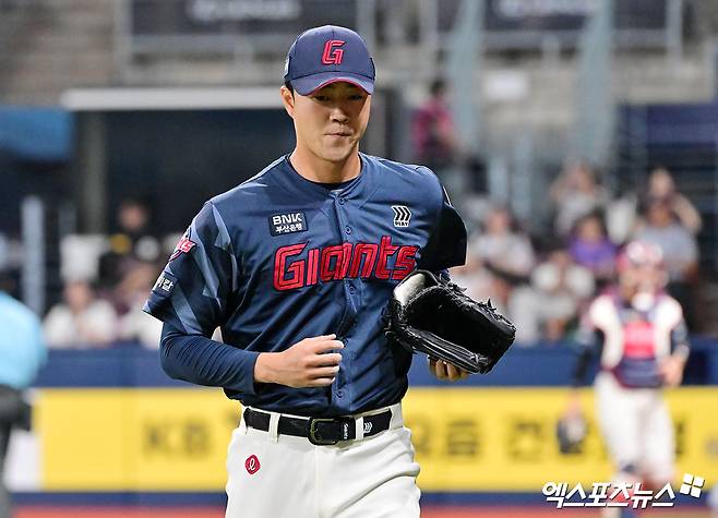 롯데 자이언츠 투수 윤성빈이 '팬그래프'가 발표한 메이저리그(MLB) 국제 유망주 순위표에서 김도영(KIA), 문동주, 강백호(이상 한화), 김주원(NC), 안우진(키움)에 이은 43위로 이름을 올렸다. 한화 정우주(44위), 두산 베어스 김택연(45위)보다 높은 순위다. 엑스포츠뉴스 DB