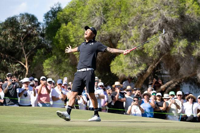 앤서니 김이 15일 호주 애들레이드에서 열린 LIV 골프 애들레이드 마지막 날 18번홀에서 우승을 확정하는 퍼트를 넣은 뒤 두 팔을 벌리며 기쁨의 순간을 만끽하고 있다. (사진=LIV Golf)