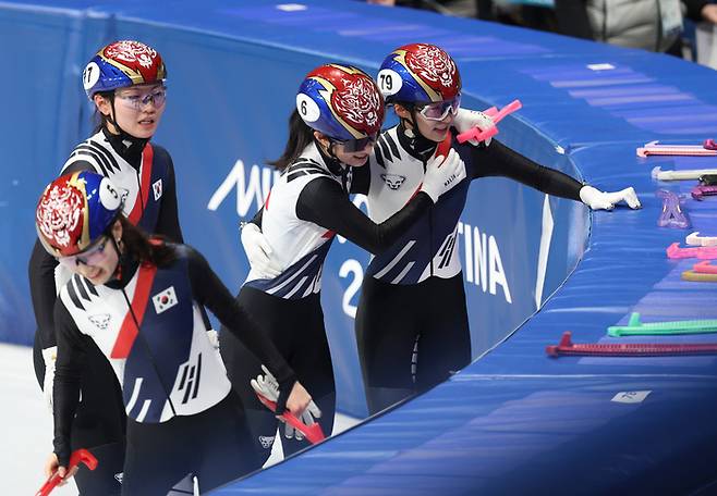 15일 이탈리아 밀라노 아이스스케이팅 아레나에서 열린 2026 밀라노-코르티나담페초 동계올림픽 쇼트트랙 여자 3000m 계주 준결승에 출전한 한국 김길리 등이 피니시라인을 1위로 통과한 뒤 기뻐하고 있다. 밀라노 | 연합뉴스