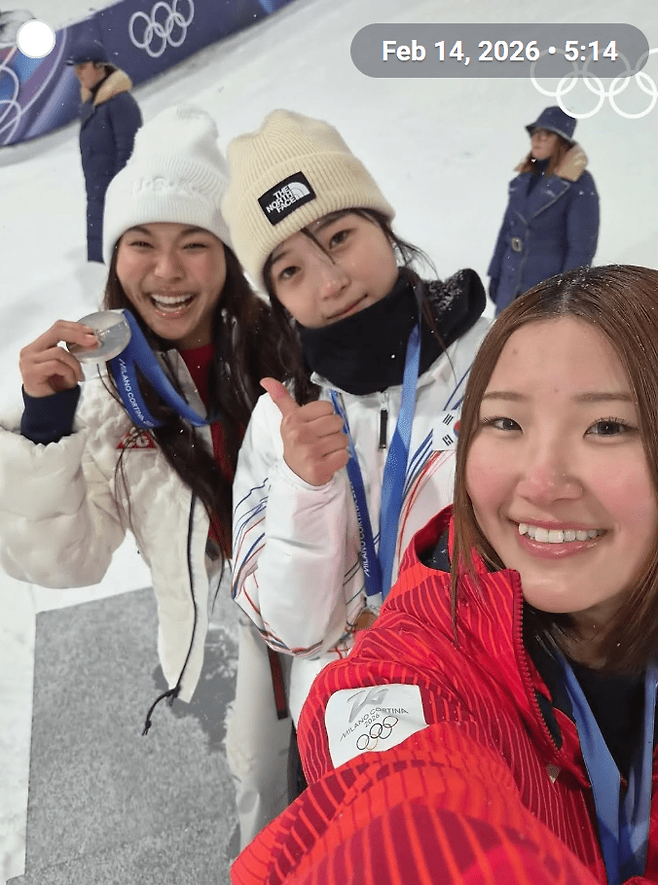 밀라노 코르티나담초페 동계올림픽 스노보드 시상식에서 최가온이 은메달리스트인 우상 클리오 김 등과 사진을 찍고 있다. 최가온 SNS