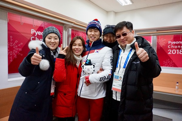 구동회 대표가 평창 올림픽 스켈레톤 금메달리스트 윤성빈과 기쁨을 나누고 있다.