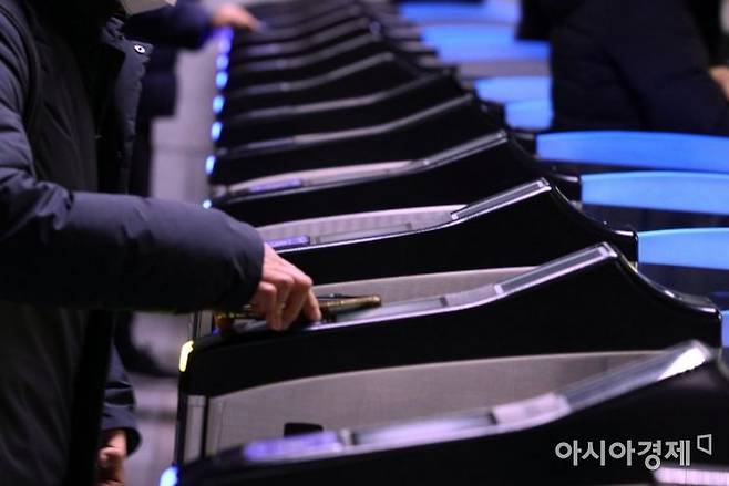 서울 지하철 1호선 시청역에서 시민들이 개찰구를 통과하고 있다. 김현민 기자