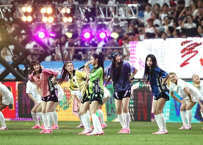 2024년 3월 쿠팡플레이 하프타임 공연하는 뉴진스. 연합뉴스