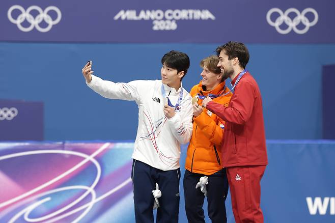 14일 오후(현지시간) 이탈리아 밀라노 아이스 스케이팅 아레나에서 2026 밀라노 코르티나 동계 올림픽 쇼트트랙 남자 1500m에 출전해 은메달을 획득한 황대헌이 기뻐하고 있다. 밀라노=장련성 기자