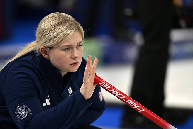 13일 이탈리아 코르티나담페초의 코르티나 컬링 올림픽 스타디움에서 열린 2026 밀라노·코르티나담페초 동계올림픽 여자 컬링 라운드로빈 3차전에서 한국과 맞붙은 영국 대표팀의 소피 잭슨 선수. /로이터 연합뉴스